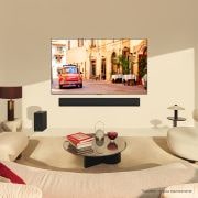 Vista laterale leggermente inclinata verso destra del TV LG OLED evo, OLED G4 sulla parete
